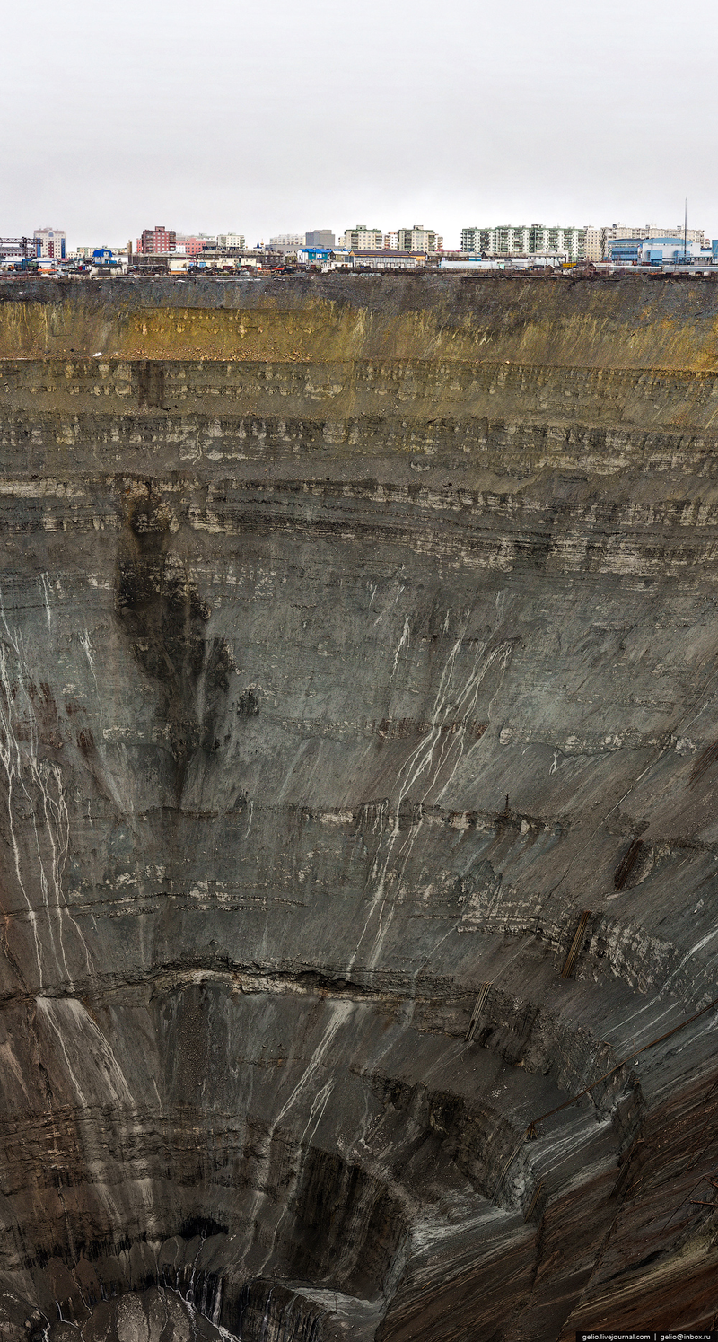 Illustration for article titled The Nearly Mile-Wide Diamond Mine That Helped Build the Soviet Union